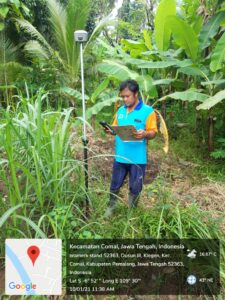 "Proses pengukuran batas tanah oleh Petugas BPN dan Tim Desa"